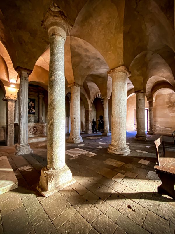 Cori l'interno della chiesa romanica di Sant'Oliva