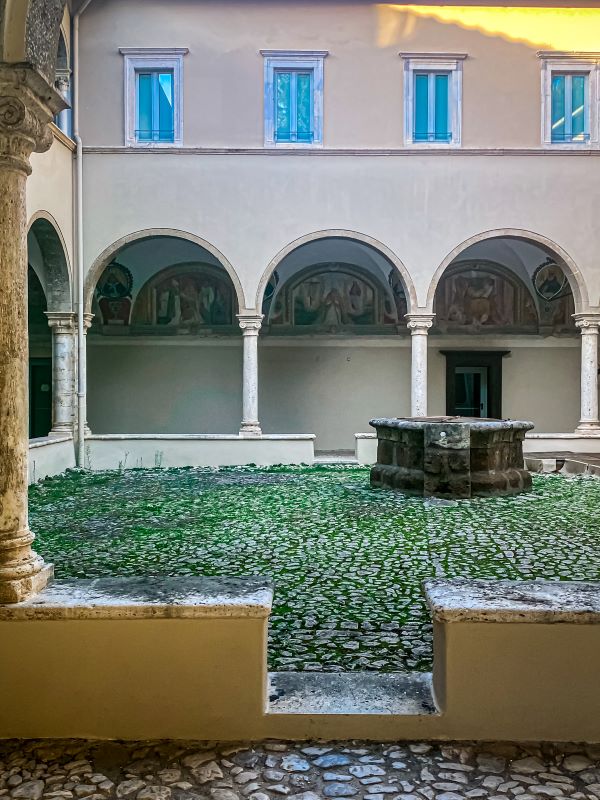 Cori il chiostro rinascimentale del convento agostiniano del complesso di Sant'Oliva