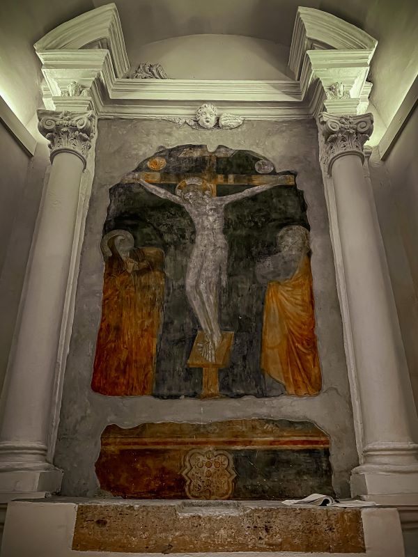 Cori l'affresco quattrocentesco della Crocifissione nella chiesa del Crocifisso nell'Oratorio della Santissima Annunziata