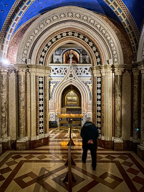 Assisi la cripta all'interno della Basilica di Santa Chiara