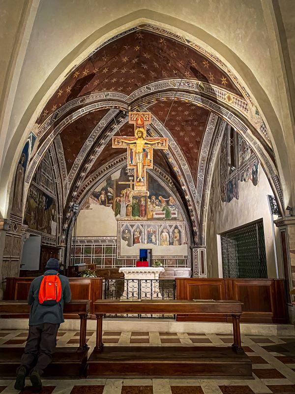 Assisi il Crocifisso di san Damiano all'interno della Basilica di santa Chiara