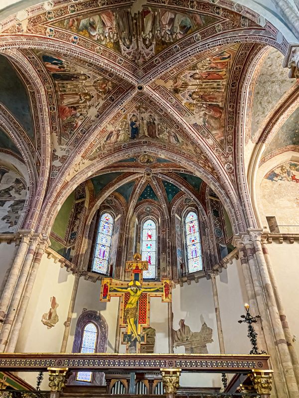 Assisi Crocifisso ligneo e decorazione ad affresco del Maestro di Santa Chiara nel presbiterio all'interno della Basilica di santa Chiara