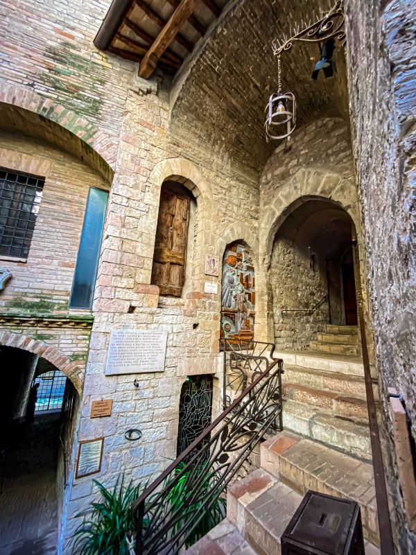 Assisi la porta originale della casa natale di san Francesco