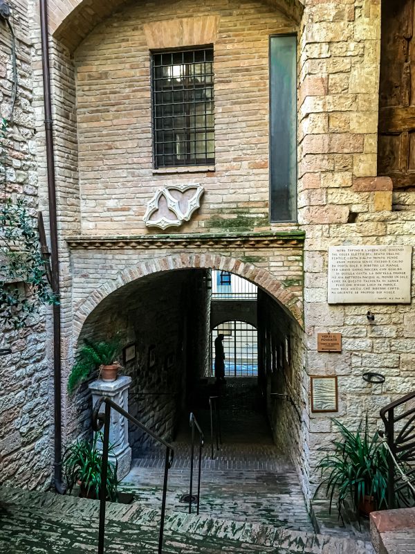 Assisi scala di accesso all'Oratorio di Francesco piccolino nella casa natale di san Francesco