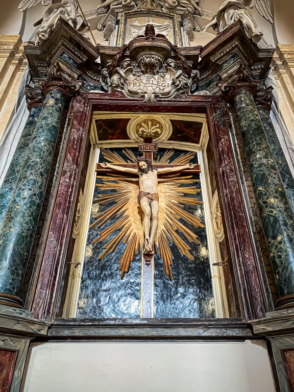 Assisi il Crocifisso ligneo del rito della Scavigliazione nella Cattedrale di san Rufino