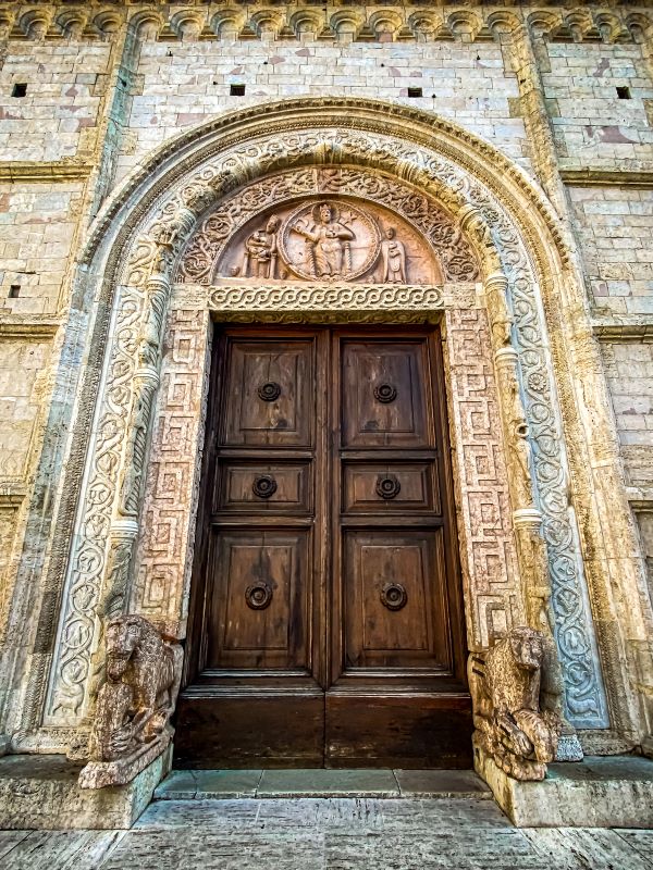 Assisi particolare del portale centrale e della sua decorazione nella facciata della Cattedrale di san Rufino