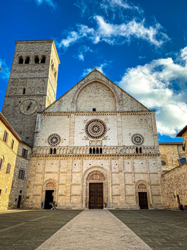Assisi la facciata della Cattedrale di san Rufino