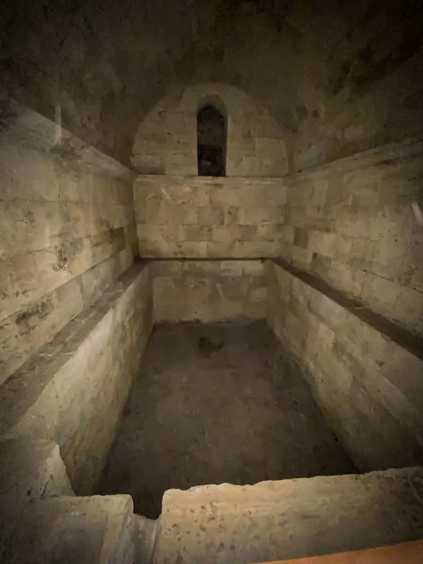 Assisi la cisterna di epoca romana che funge da fondamenta del campanile medievale all'interno della Cattedrale di san Rufino