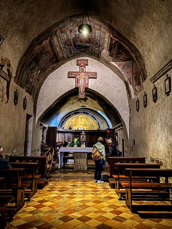 Assisi interno della chiesa di san Damiano