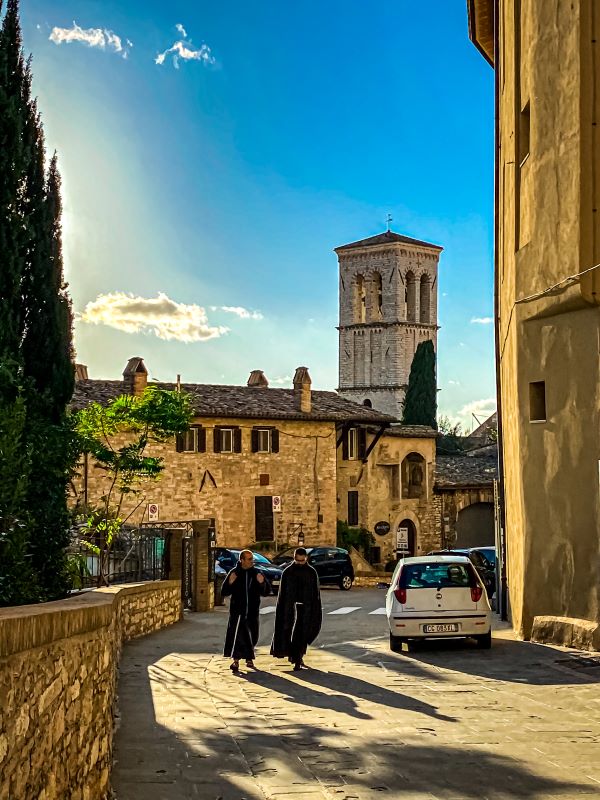 Assisi due frati camminano per le strade del centro storico