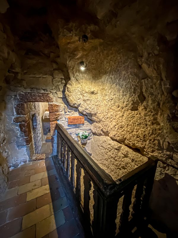 Assisi il giaciglio nella grotta di san Francesco nell'Eremo delle Carceri