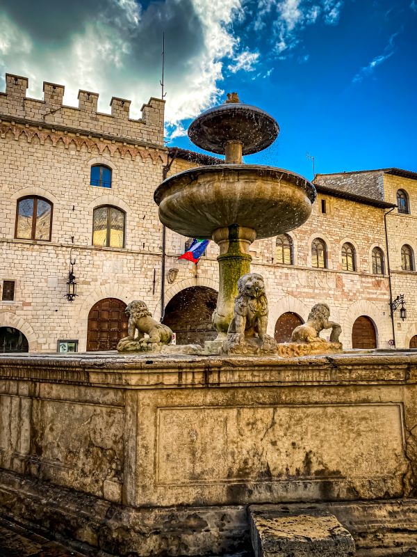 Assisi fontana dei tre leoni in piazza del Comune