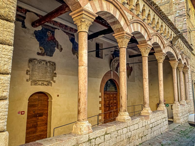 Assisi il portico del Monte Frumentario