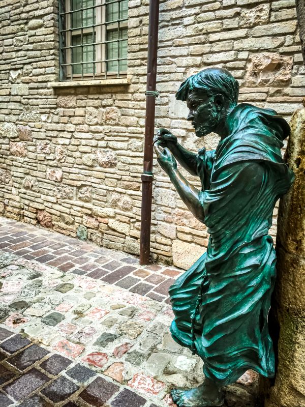 Assisi statua di san Francesco e la cicala in santa Maria degli Angeli