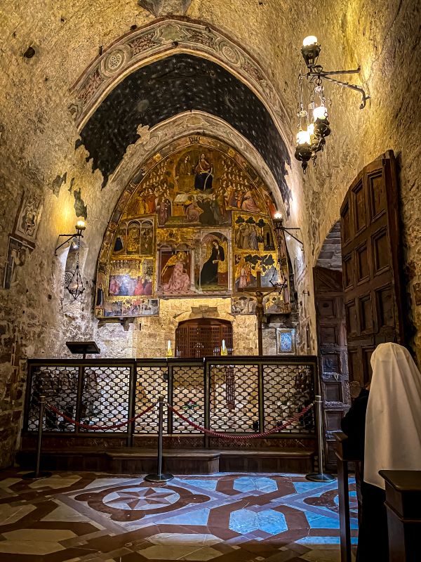 Assisi la decorazione interna della Porziuncola con le Storie del Perdono di Ilario da Viterbo  