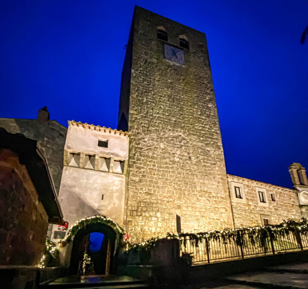 Bassano in Teverina, torre dell’orologio a Natale.